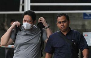 Kajari Kabupaten Hulu Sungai Utara Kalsel Albertinus Parlinggoman Napitupulu (bermasker), saat tiba di Gedung KPK. (Liputan6.com/ Dok Ist)