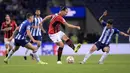 AC Milan berusaha keras untuk menyamakan kedudukan di sisa waktu pertandingan. Sayangnya, upaya mereka tak berhasil hingga peluit panjang akhir pertandingan. AC Milan kalah 0-1 dari FC Porto. (AFP/Fernando Veludo)