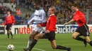 2. Henning Berg. Memperkuat Manchester United dalam rentang 1997-2001 dengan mencatat 103 kali penampilan di semua kompetisi dan mencetak 3 gol. Menjadi bagian tim saat meraih treble pada musim 1998/1999. Pemain pertama yang meraih trofi Premier Legaue dengan 2 tim berbeda (AFP/Gerad Julien)
