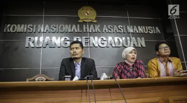 Komisioner Komnas HAM Roichatul Aswidah (tengah) memberikan keterangan saat konferensi pers di Kantor Komnas HAM, Jakarta, Selasa (6/6). Komnas HAM mengkutuk keras tindakan sewenang-wenangan oleh individu ataupun kelompok. (Liputan6.com/Faizal Fanani)