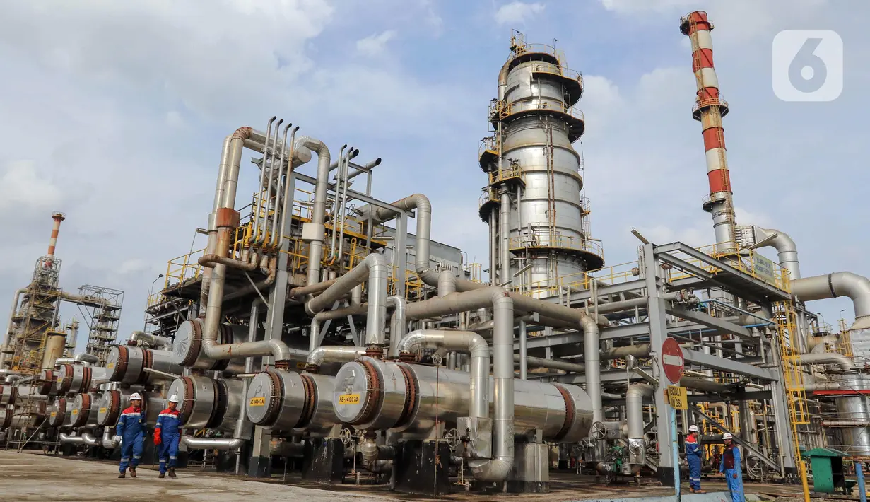 Pekerja beraktivitas di Kilang Pertamina Plaju, Palembang, Sumatra Selatan, Senin (26/5/2025). (Liputan6.com/Herman Zakharia)
