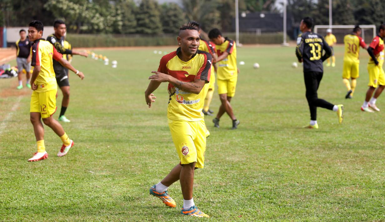 Titus Bonay, salah satu andalan Sriwijaya FC di lini depan dalam latihan di Stadion Soemantri Brojonegoro, Jakarta, Jumat (16/10/2015) pagi WIB. (Bola.com/Nicklas Hanoatubun)