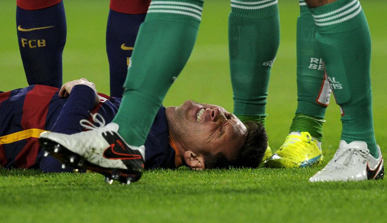 Lionel Messi meringis kesakitan setelah dijegal pemain Real Betis pada laga La Liga Spanyol di Stadion Cam Nou, Barcelona, Kamis (31/12/2015) dini hari WIB. (REUTERS/Stringer) 