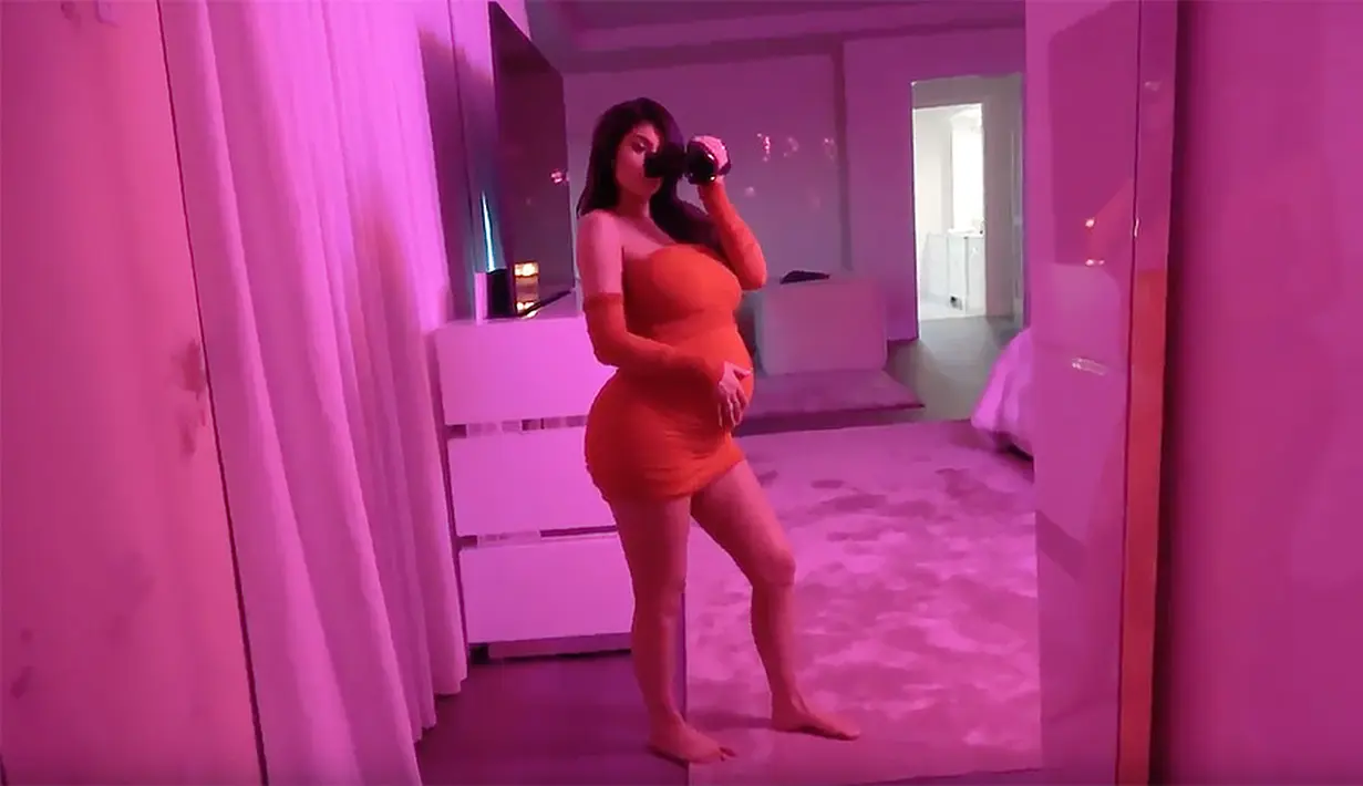 Kylie sendiri kini menikmati perannya sebagai ibu lebih dari yang ia duga. Sumber tersebut mengatakan Kylie benar-benar seperti mengetahui banyak. (Youtube)