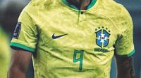 Penyerang Brasil Richarlison tak kuasa menahan air mata atas kegagalan Brasil di Piala Dunia 2022. (Instagram/Richarlison)