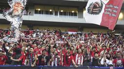 Para suporter Timnas Indonesia memberikan dukungan kepada timnya dalam laga terakhir Grup C Putaran Ketiga Kualifikasi Piala Dunia 2026 melawan Jepang di Suita Stadium, Jepang, Selasa (10/06/2025). (AP Photo/Kyodo News)