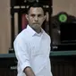 Salah satu terdakwa kasus penyiraman Novel Baswedan bersiap menjalani sidang perdana di Pengadilan Negeri Jakarta Utara, Kamis (19/3/2020). Dua terdakwa, yakni Ronny Bugis dan Rahmat Kadir Mahulete menjalani sidang dengan agenda pembacaan dakwaan oleh Jaksa Penuntut Umum. (merdeka.com/Iqbal Nugroho)