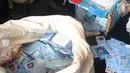 Barang bukti E-KTP yang tercecer saat konferensi pers di Mapolres Bogor, Cibinong (28/4). Saat ini E-KTP yang tercecer sebanyak satu dus dan seperempat karung  dijadikan barang bukti kepolisian Resort Bogor. (Merdeka.com/Arie Basuki)