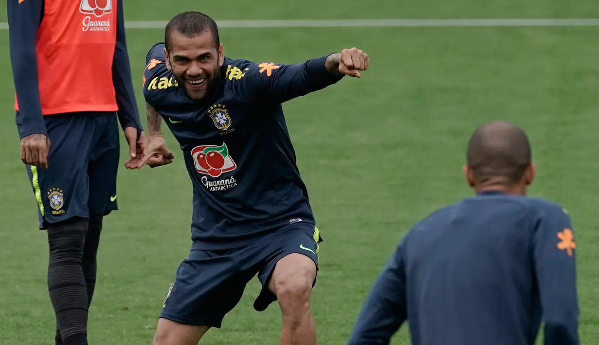 Bek Brasil, Daniel Alves bercanda saat mengikuti sesi latihan di pusat pelatihan Granja Comary di Teresopolis, Brasil (6/7/2019). Brasil akan bertanding melawan Peru pada babak final Copa America 2019. (AP Photo/Leo Correa)