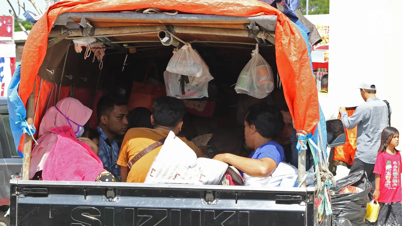 Potret Mudik dengan Mobil Bak Terbuka di Tol Trans Jawa