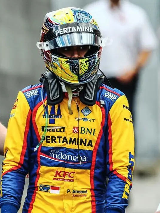 Begini gaya Philo ketika kenakan pakaian balapnya beserta helm saat akan terjun ke sirkuit balap. Namun kini kabarnya Philo sudah tidak menjadi pembalap lagi. Dalam bio di Instagramnya pun ia memberikan keterangan dengan "EX FORMULA 2 RACING DRIVER".(Liputan6.com/IG/@illopaz)
