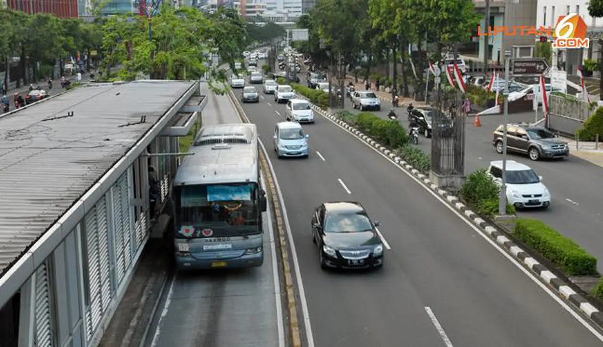 Suasana Jl. Rasuna Said pada siang hari. Menurut para pengendara, terkadang pada malam hari ada sosok gaib yang tiba-tiba menyeberang jalan. (Liputan6.com/Helmi Afandi)