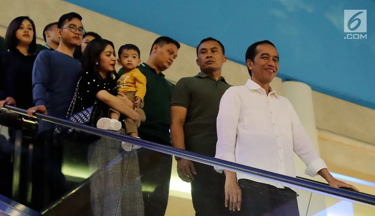 Cucu Presiden Joko Widodo, Jan Ethes Srinarendra saat tiba bersama ibunya Selvi Ananda dan Gibran Rakabuming dan Jokowi di Sun Plaza Medan, Sumatera Utara, Jumat (24/11). (Liputan6.com/Johan Tallo)