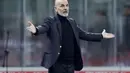 Pelatih AC Milan, Stefano Pioli saat menyaksikan pemainnya bertanding melawan Udinese pada pertandingan lanjutan Liga Serie A Italia di stadion San Siro, di Milan, Italia, Kamis (4/3/2021). Dengan hasil ini, AC Milan tetap berada di posisi kedua dengan 53 poin dari 25 laga. (AP Photo/Antonio Calanni