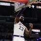 Aksi LeBron James melakukan dunk kala Lakers melawan Suns pada lanjutan NBA (AP)