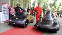Rektor ITS bersama dua mobil yang akan dibawa ke ajang internasional SEM di Singapura. (Humas ITS Surabaya/Suarasurabaya.net)