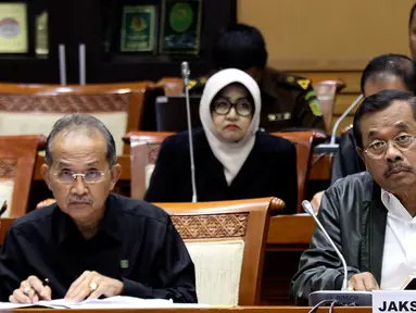 Jaksa Agung HM Prasetyo (kanan) saat mengikuti raker dengan Komisi III DPR, di Gedung Nusantara II, Kompleks Parlemen, Senayan, Jakarta, Selasa (5/6). Rapat membahas Rencana Kerja Anggaran Kementerian/Lembaga (RKA K/L). (Liputan6.com/Johan Tallo)