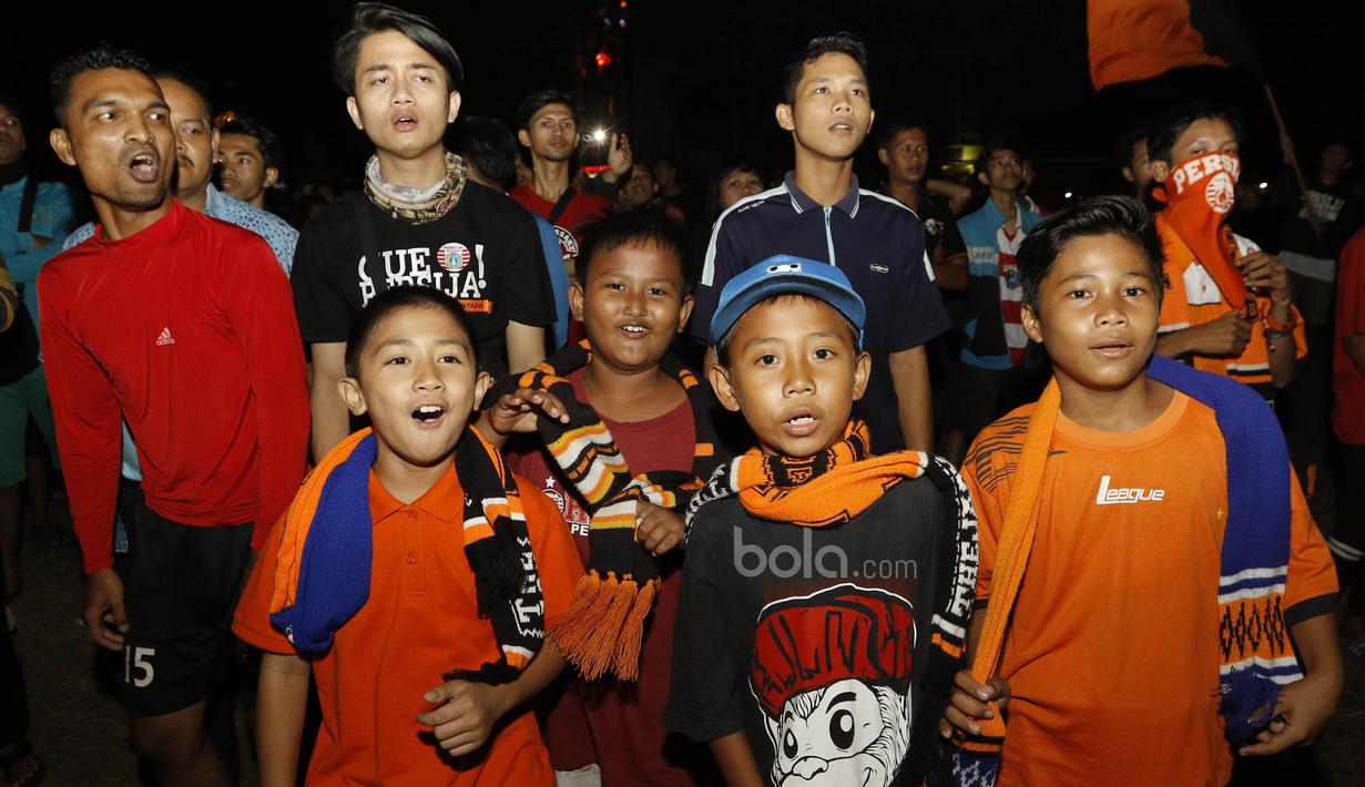 Sejumlah Jakmania cilik ikut meramaikan acara nonton bareng laga Persib kontra Persija di Kalideres, Jakarta, Sabtu (22/7/2017). Dilarang datang ke GBLA membuat Jakmania menggelar nobar di beberapa titik ibu kota. (Bola.com/M Iqbal Ichsan)