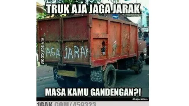 6 Pengumuman Jaga Jarak Ini Sukses Bikin Geleng Kepala