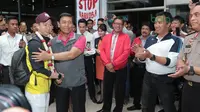 Kevin Sanjaya saat bersalaman dengan Ketua Umum PBSI, Wiranto dan Menpora, Imam Nahrawi saat tiba di Bandara Soekarno-Hatta, Cengkareng, (20/3/2018). Kevin/Marcus mampu mempertahankan gelar All England 2018. (Bola.com/Nick Hanoatubun)