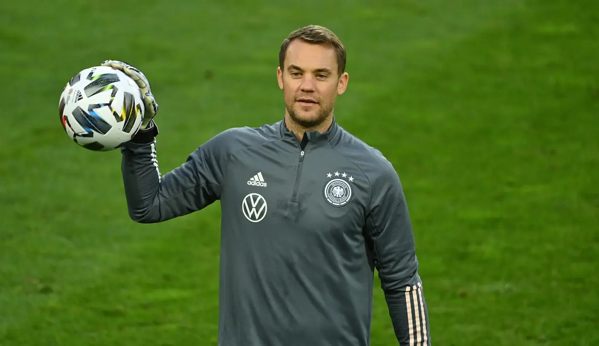 Kiper Jerman, Manuel Neuer, saat mengikuti sesi latihan di RheinEnergie Stadion, Selasa (13/10/2020). Jerman akan menghadapi Swiss di UEFA Nations League. (AFP/ Ina Fassbende
