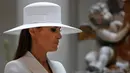 Istri Presiden AS Donald Trump, Melania Trump mengenakan topi saat mendampingi istri Presiden Prancis Brigitte Macron di National Gallery of Art di Washington (24/4). (AP/Jacquelyn Martin)