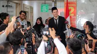 Pemain naturalisasi Indonesia, Justin Hubner memberikan keterangan kepada media setelah pengambilan sumpah WNI yang berlangsung di Kantor Wilayah Kementerian Hukum dan HAM (Kanwil Kemenkumham), Jakarta Timur, Rabu (06/12/2023). (Bola.com/Bagaskara Lazuardi)