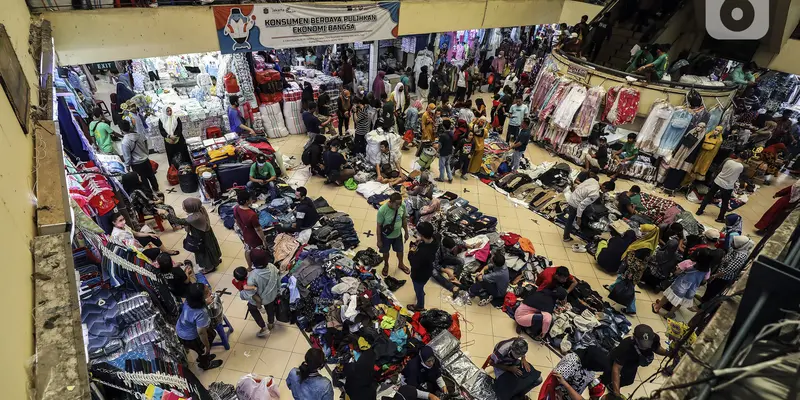 FOTO: Jelang Idul Fitri, Pembelian Pakaian di Pasar Cipulir Alami Peningkatan