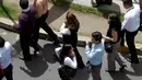 Pekerja kantoran berlari keluar gedung seusai gempa susulan berkekuatan 6,8 SR mengguncang Pantai Utara Ekuador, Rabu (18/5). Gempa susulan tersebut menewaskan satu orang dan melukai 85 orang, kata Presiden Ekuador Rafael Correa. (REUTERS/Kevin Granja)