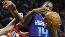 Pemain Charlotte Hornets, Michael Kidd-Gilchrist #14 merebut bola dari pemain Cleveland Cavaliers, Tristan Thompson (kiri)  pada laga NBA di Quicken Loans Arena, (10/12/2016). (AP/Ron Schwane)