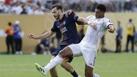 Pemain PSG Khvicha Kvaratskhelia dan gelandang Real Madrid, Jude Bellingham, berebut bola dalam laga semifinal Piala Dunia Antarklub di East Rutherford, New Jersey,&nbsp;Kamis (10/7/2025). (AP Photo/Adam Hunger)