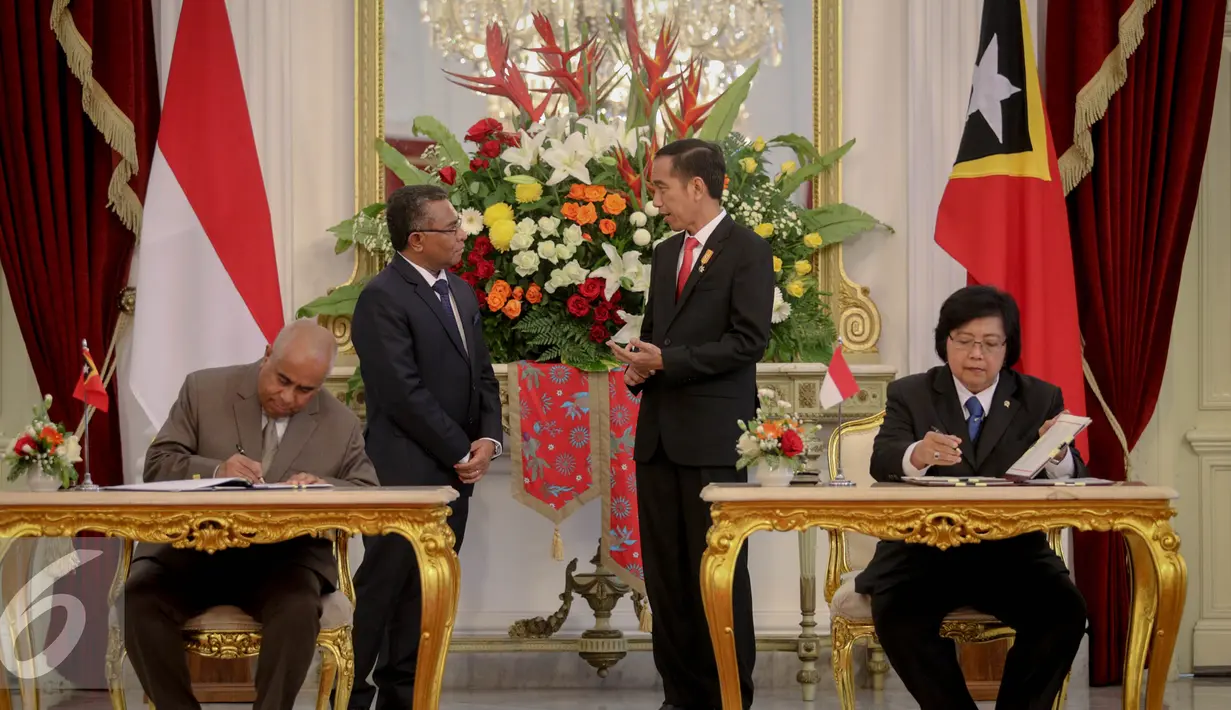 Presiden Jokowi dan PM Timor Leste Leste Rui Maria de Araújo menyaksikan Penandatanganan Perjanjian Kerjasama antara Pemerintah RI dan Pemerintah Republik Demokratik Timor Leste di Istana Merdeka, Jakarta, Rabu (26/8/2015). (Liputan6.com/Faizal Fanani)