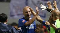 Pemain Persib Bandung, Sergio Van Dijk  merayakan golnya ke gawang PS TNI di Stadion Pakansari, Bogor, Minggu (21/8/2016). (Bola.com/Nicklas Hanoatubun)