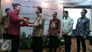 Mendagri Tjahjo Kumolo mendapat cendera mata dari Dirut PT Bank Mega Kostaman Thayib saat melakukan perjanjian kerja sama pemanfaatan no induk kependudukan, data kependudukan dan E KTP di Jakarta, Selasa (20/9). (Liputan6.com/Angga Yuniar)