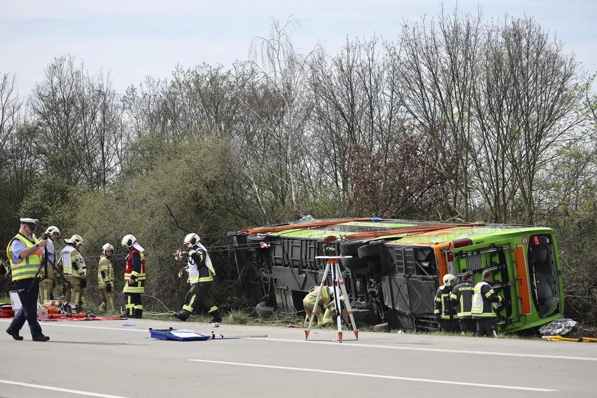 Kecelakaan sebuah bus yang berangkat dari Berlin ke Swiss keluar dari jalan raya di Jerman timur. (AP/