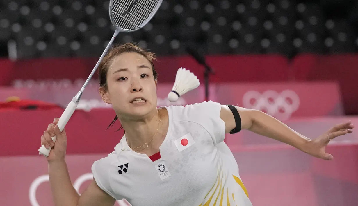 Pebulutangkis Jepang Nozomi Okuhara bermain melawan He Bing Jiao dari China pada perempat final bulu tangkis tunggal putri Olimpiade Tokyo 2020 di Musashino Forest Sports Plaza, Jumat (30/7/2021). Juara All England 2021 Nozomi Okuhara tersingkir dengan skor 13-21, 14-21. (AP/Dita Alangkara)