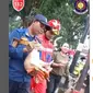 Suka Menggigit dan Cakar Warga, Kucing Oyen yang Ganas Akhirnya Ditangkap Petugas Damkar Bogor.&nbsp; foto: Instagram @bogorsiaga112