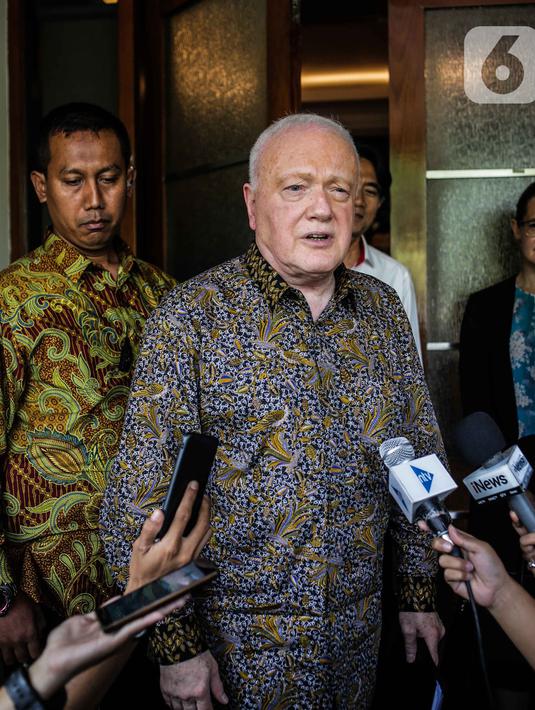 Dubes Australia untuk Indonesia, Gary Quinlan memberi keterangan usai pertemuan dengan Menko Polhukam Mahfud MD di Kemenko Polhukam, Jakarta, Selasa (29/10/2019). Pertemuan berlangsung tertutup serta membahas isu-isu terkini di bidang Politik, Hukum, dan Keamanan. (Liputan6.com/Faizal Fanani)