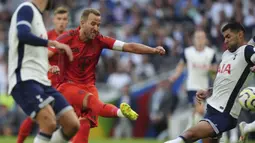 Pemain Bayern Munchen, Harry Kane berusaha mencetak gol ke gawang Tottenham Hotspur pada laga persahabatan yang berlangsung di Tottenham Hotspur Stadium, London, Inggris, Minggu (11/08/2024) dini hari WIB. (AP Photo/PA/Bradley Collyer)