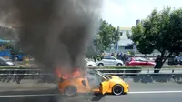 Mobil sport terbakar di ruas tol Slipi. (TMCPoldaMetro)