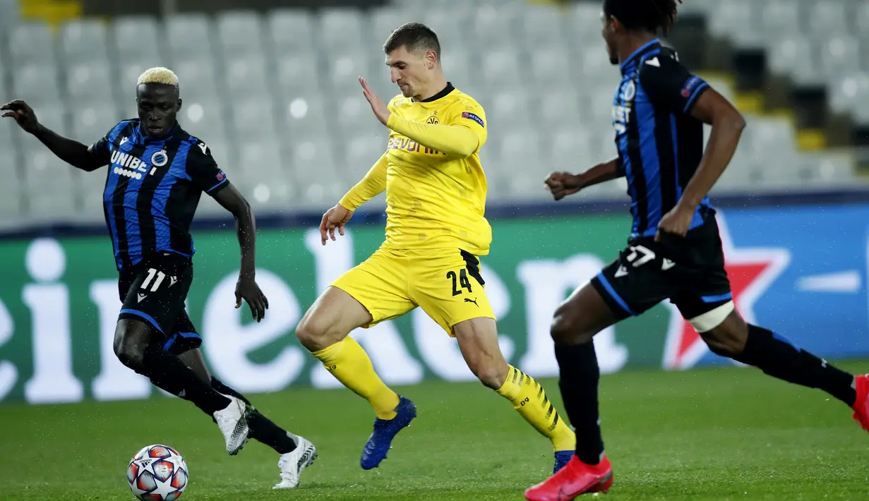 Gelandang Borussia Dortmund, Thomas Meunier, berebut bola dengan gelandang Club Brugge, Krepin Diatta, pada laga lanjutan Liga Champions di Jan Breydel Stadion, Kamis (5/11/2020) dini hari WIB. Borussia Dortmund menang 3-0 atas Club Brugge. (AP Photo/ Francisco Seco)