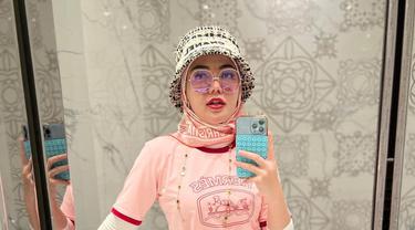 Begini salah satu potret Bella Shofie yang menggabungkan hijabnya itu dengan tambahan aksesoris topi. (FOTO: instagram.com/bellashofie_rigan/)