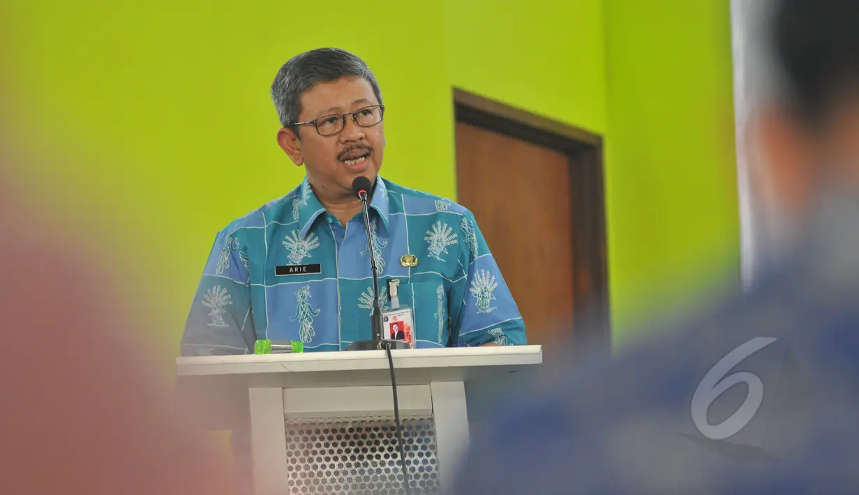 Kepala Dinas Pendidikan, Arie Budhiman berpidato saat Sosialisasi pencairan dana KJP, Jakarta, Kamis (21/5/2015). Pemprov DKI bekerjasama dengan Bank DKI memberikan pelayanan dengan metode transaksi pencairan dana KJP. (Liputan6.com/Herman Zakharia)
