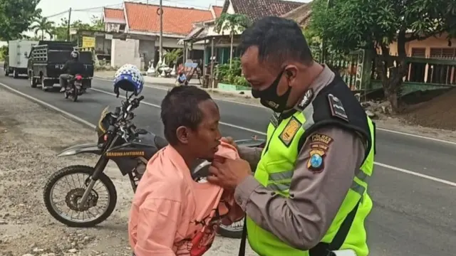 Selalu Bawa Baju Lebih Dalam Motor Dinas, Alasan Polisi Ini Bikin Haru. (Sumber: Twitter/@Purnomo_dtt)