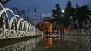 <p>Masjid Sultan Ahmed yang ikonik, lebih dikenal sebagai Masjid Biru, didekorasi dengan lampu dan slogan bertuliskan "Ramadhan adalah cinta," menandai bulan Ramadhan, di distrik bersejarah Sultan Ahmed Istanbul (13/4/2021). (AP Photo/Emrah Gurel)</p>