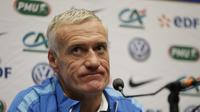 Didier Deschamps salut dengan ketabahan hati Lassana Diarra. (Reuters / Henry Browne)
