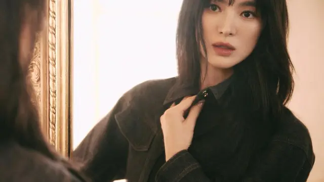 Gaya Della Puspita dengan Rambut Berponi, Makin Awet Muda di Usia 43 Tahun