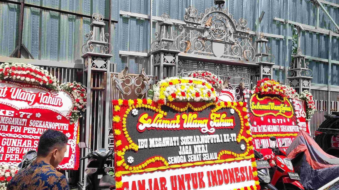 Tak hanya bunga, Megawati juga mendapat beberapa karangan bunga dari berbagai tokoh yang berjejer di depan kediaman Megawati.