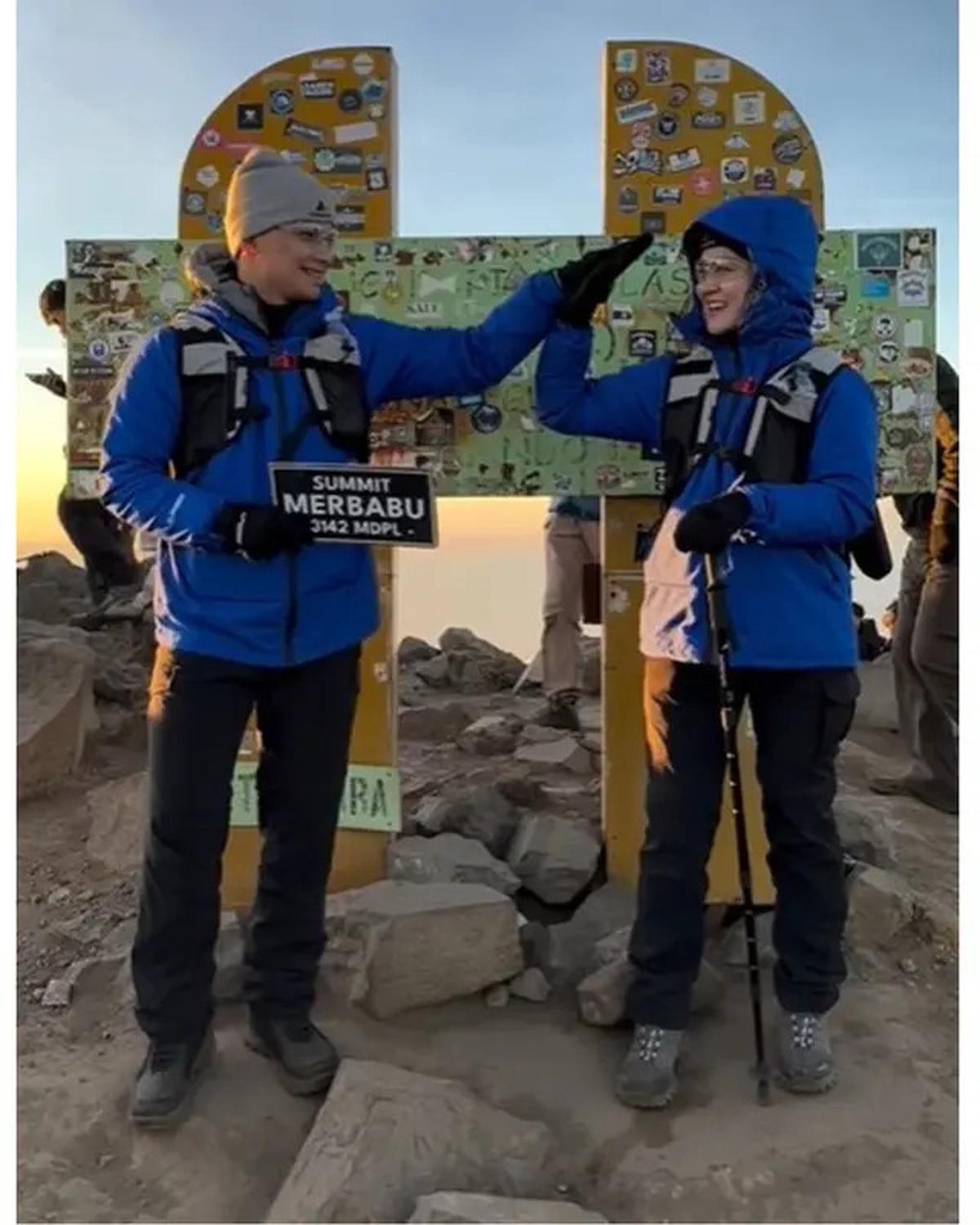 6 Potret Henny Rahman dan Alvin Faiz Mendaki Gunung Merbabu, Jadi Hobi Baru