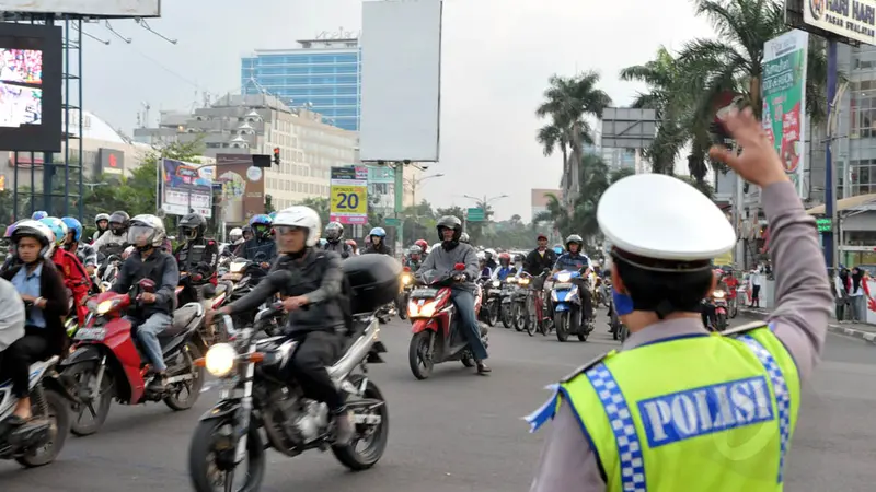 H-4, Ratusan Pemudik Motor Mulai Padati Jalan Kalimalang